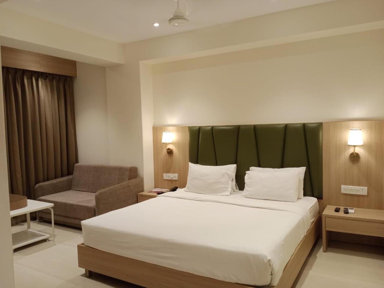 Meritas Crystal Resort Lonavala Exteriör bild